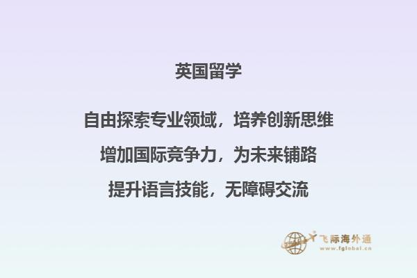 一摞书和开着的灯