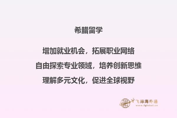 小孩拿着一本书